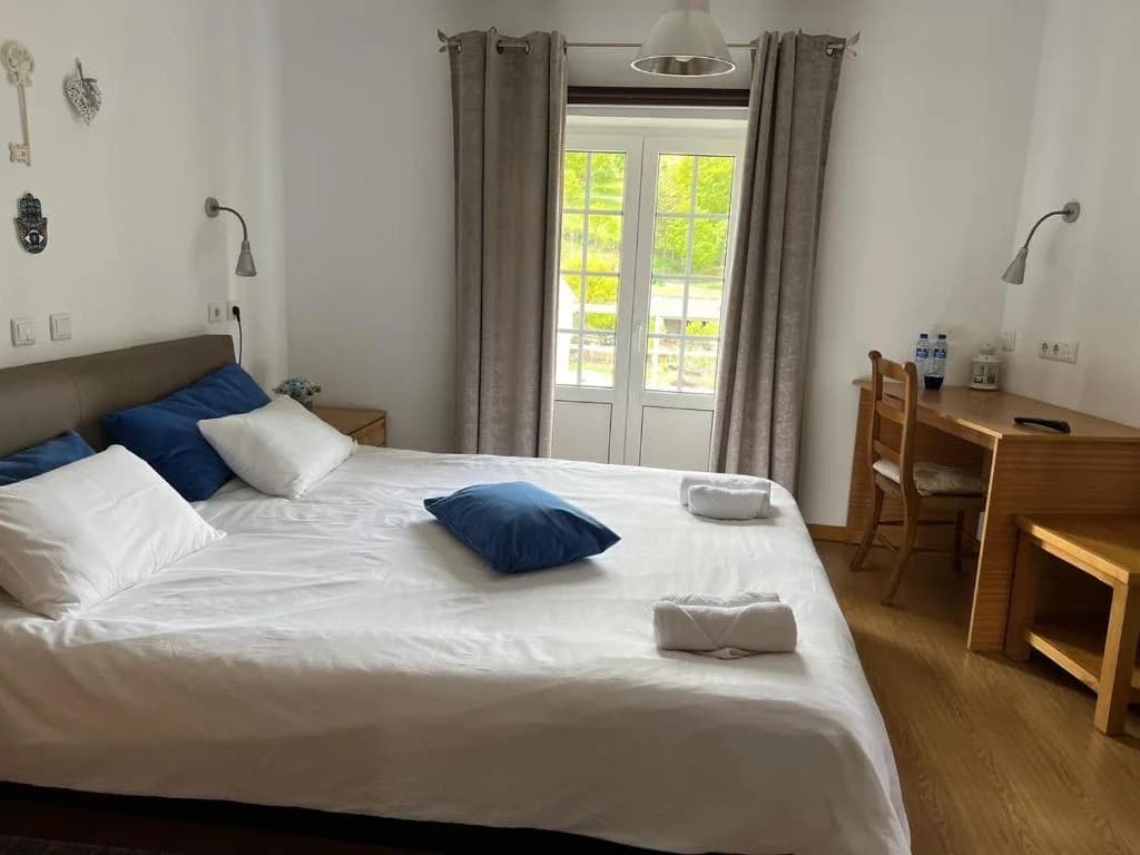 Topázio Zimmer mit Doppelbett, Balkon mit Tageslicht und Schreibtisch