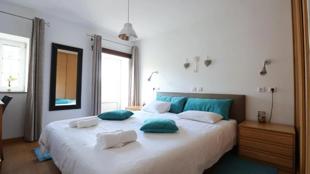 Turquesa Zimmer mit Doppelbett, Tageslicht, heller Einrichtung und gemütlicher Atmosphäre
