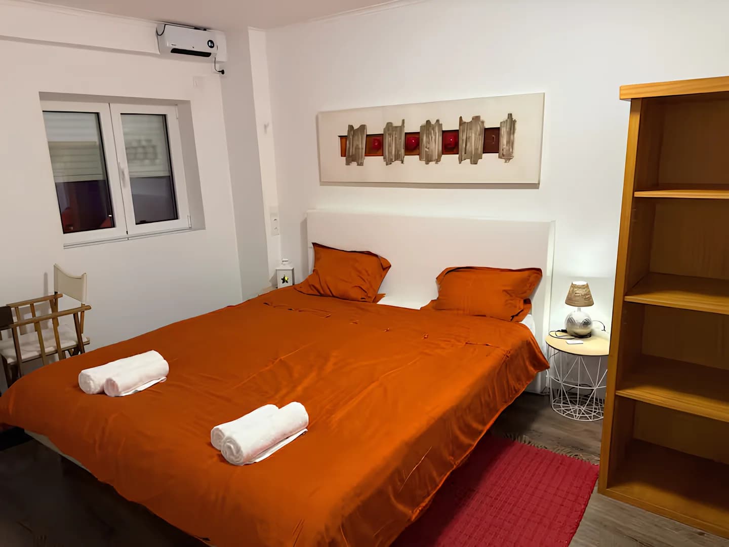 Helles Schlafzimmer mit Doppelbett und moderner Einrichtung in Montalegre